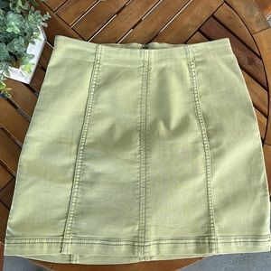 FREE PEOPLE modern femme denim mini skirt (size 8) ✨